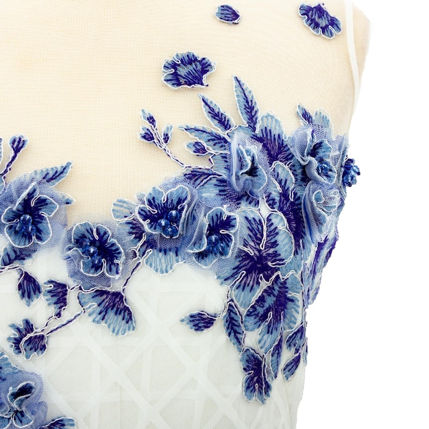 Model broderie florală pe pânză